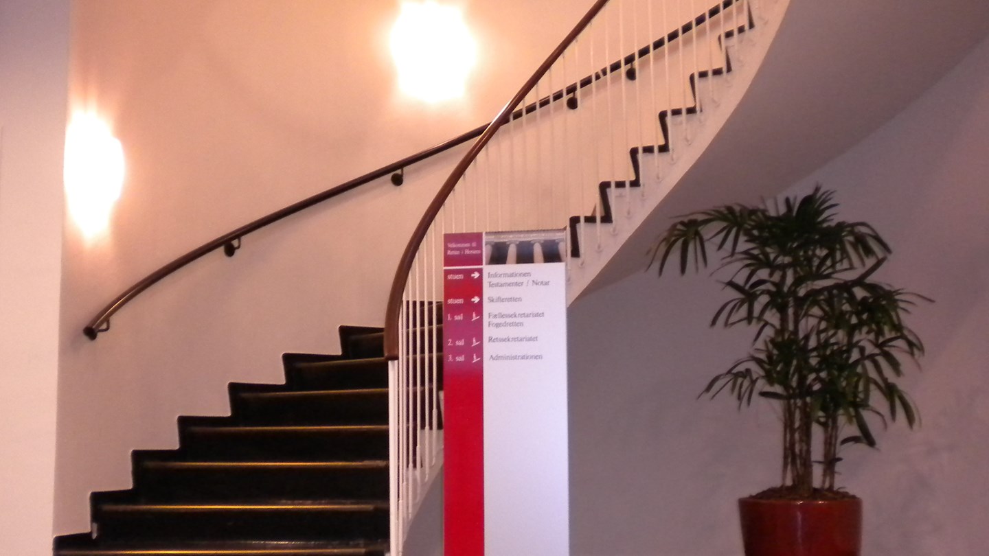 Billedet viser indvendig trappe i retsbygningen i Horsens