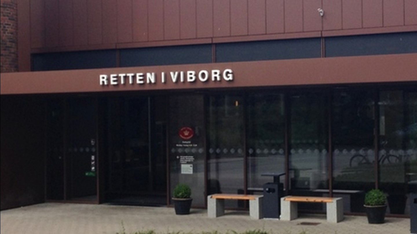Billedet viser indgangen til Retten i Viborg