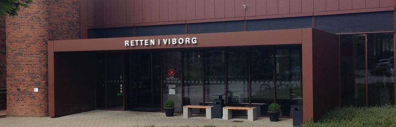 Billedet viser indgangen til Retten i Viborg