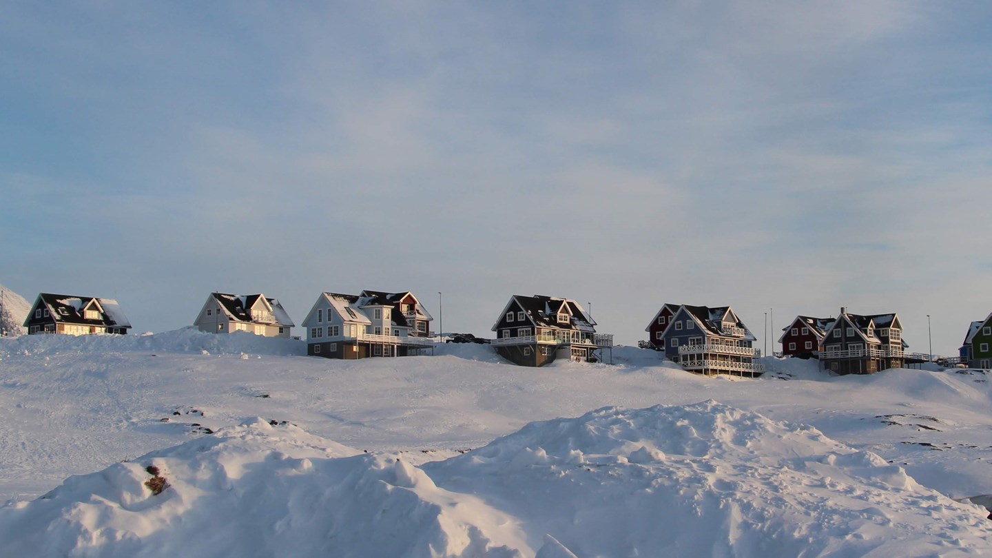 Billedet viser huse på snedækket højdedrag 