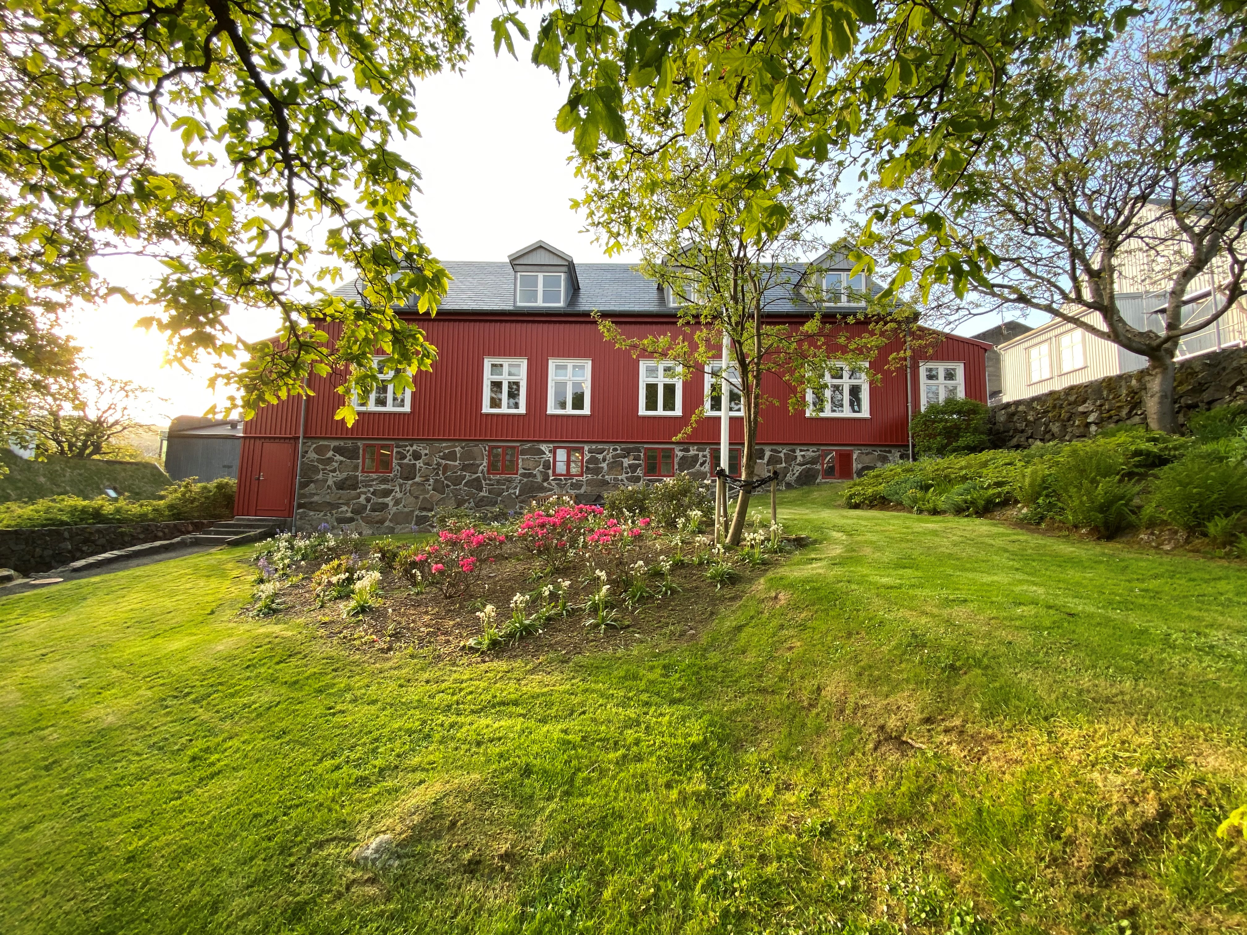 Dommerkontoret med haven
